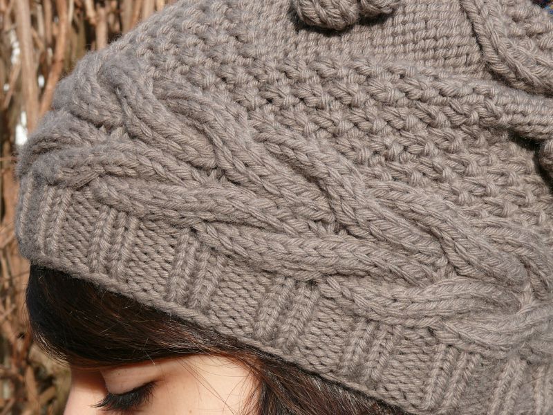 tricoter un bonnet avec un pompon