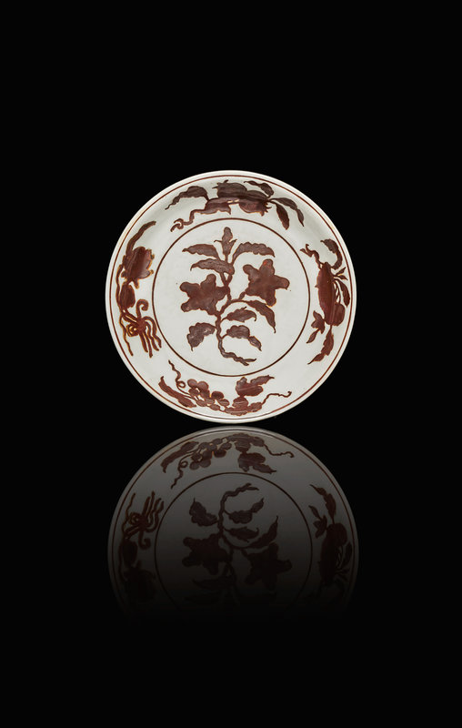 Rare coupe en porcelaine émaillée blanc et brun à décor de gardénias