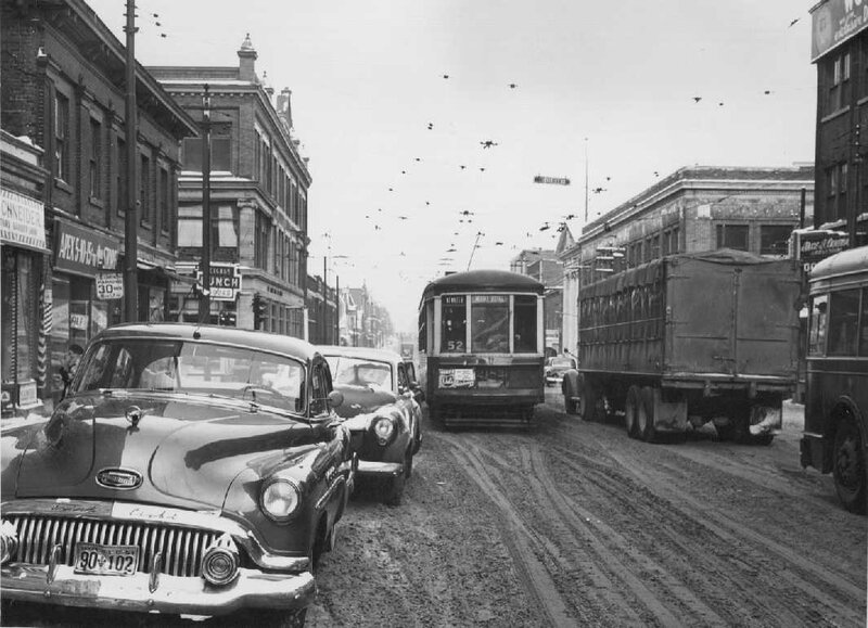 Boulevard Saint-Laurent hiver 1952 d angle Mont-Royal