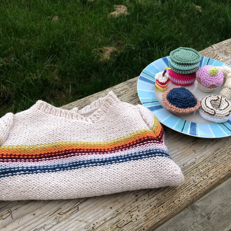 Layette arc-en-ciel et desserts au crochet