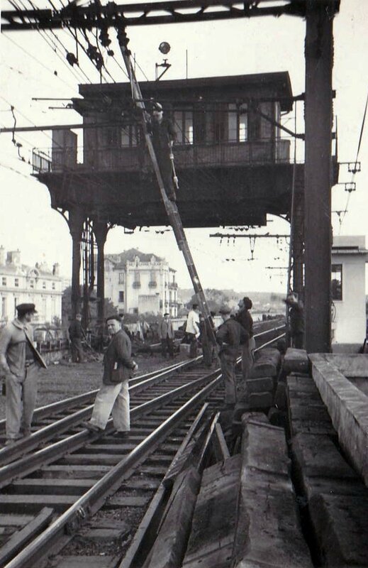 Les Poste 1GV type Saxby en haut et à droite le poste type Mors en 1953 lors des travaux de remplacement