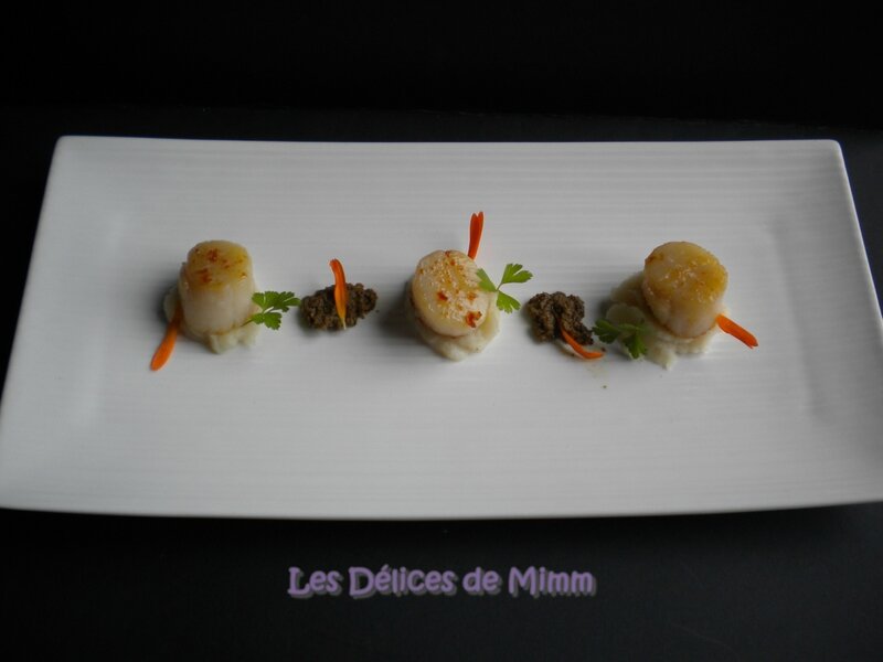Noix de Saint-Jacques poêlées, purée de topinambour et tapenade au basilic