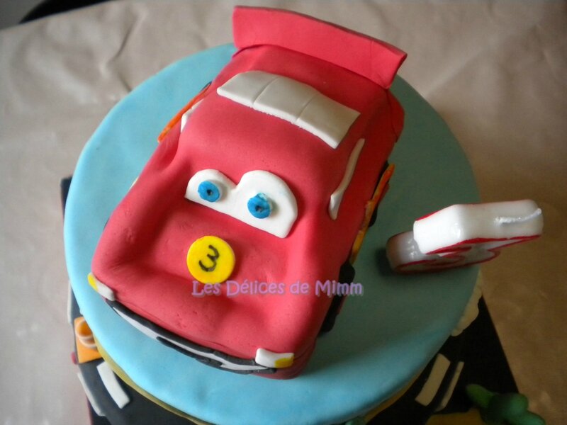 Un gâteau Cars avec voiture Flash Mcqueen 4