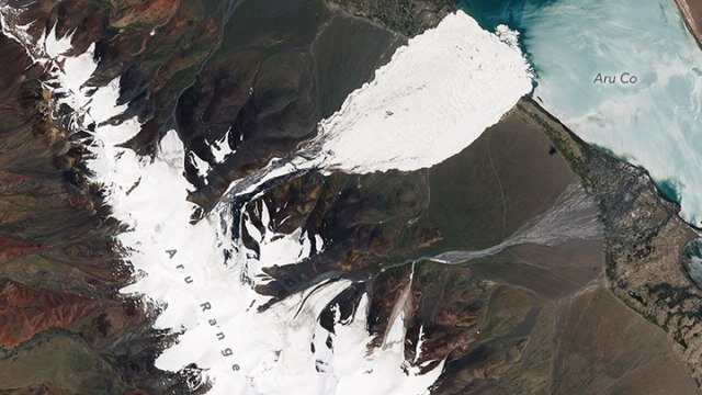 An image of the July 2016 glacier collapse earthobservatory