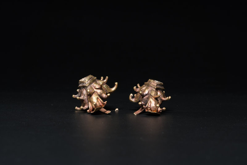 a-pair-of-vietnamese-champa-culture-gold-ear-pendants-912th-c-4