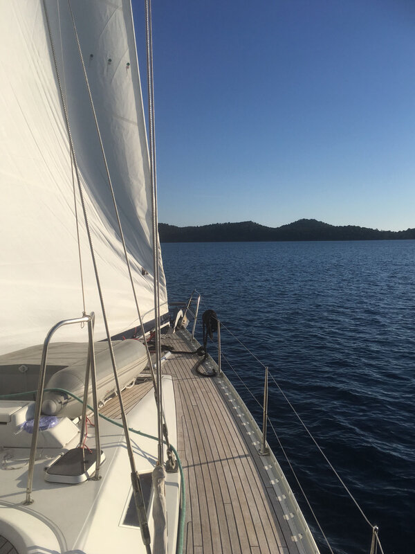 Bords à la voile dans Luka Telascica, lundi 16 mars 2020 (1)