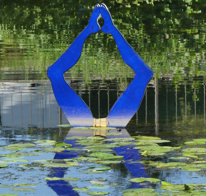 mobile bleue reflet rivière 240722