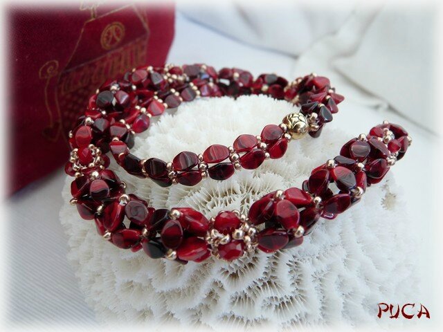 Collier fleur rouge