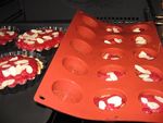 Tartelettes_aux_fraises_du_jardin__framboises_sur_nid_d_amandes_035