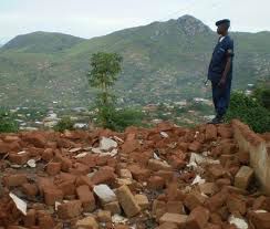 décombres d'un camp d'adeptes de BDK Kinshasa