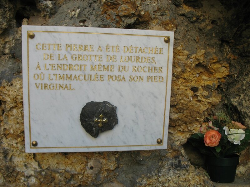 Nevers, couvent Saint-Gildard, grotte, pierre (58)