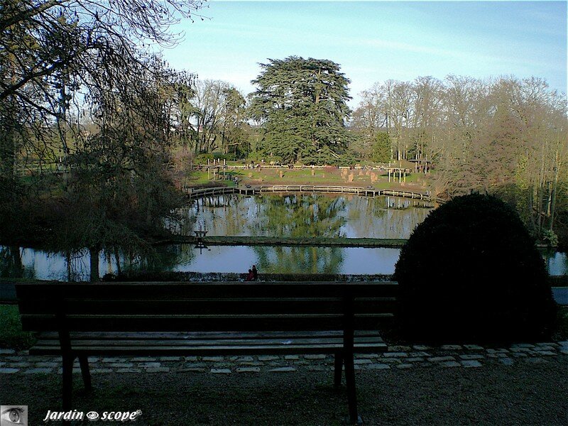 Banc avec vue sur le Miroir et la roseraie du Parc Floral de La 