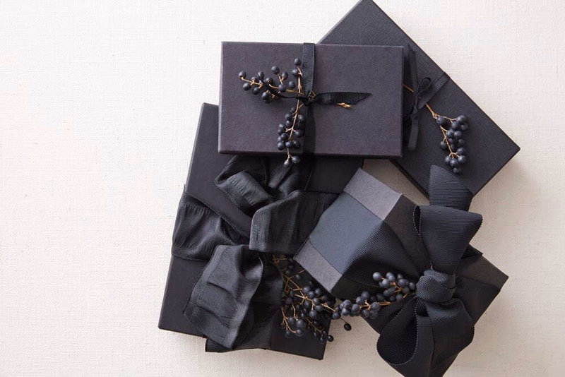 deco_noel_noir_paquets_cadeaux