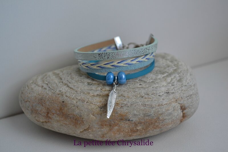 Bracelet multirangs effet craquelé tresse et suédine bleu avec breloque plume