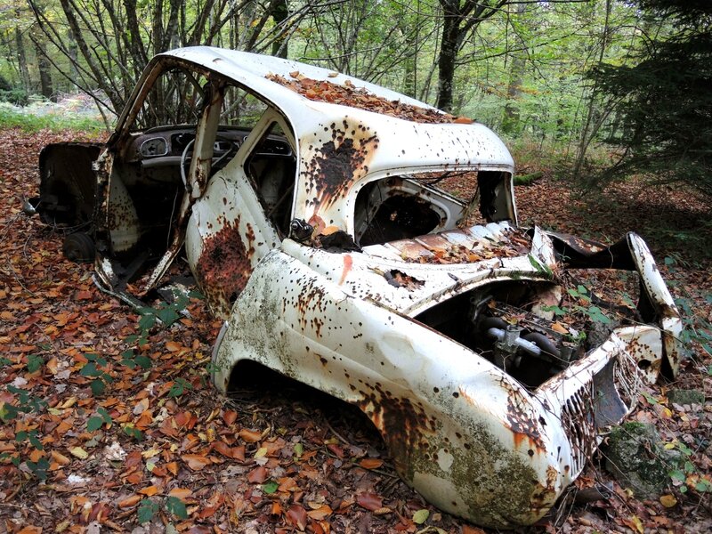 Morvan, carcasse de voiture dans les bois