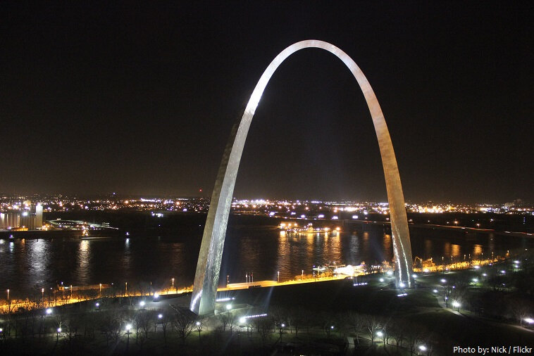 gateway-arch-at-night