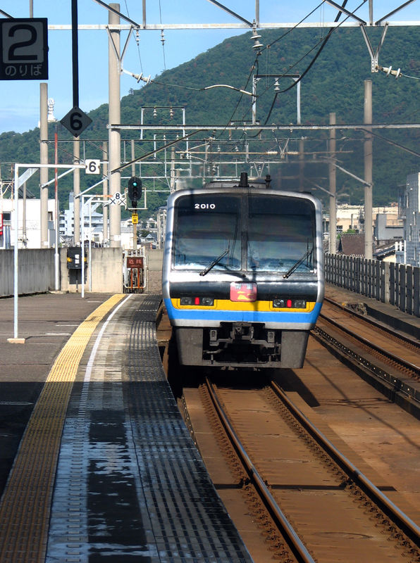 JR 2000系 (2010), Marugame eki