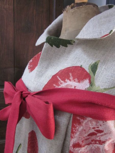 Manteau AGLAE en lin naturel imprimé de grosses fraises rouge - noué sur le devant d'un lien de lin rouge (8)