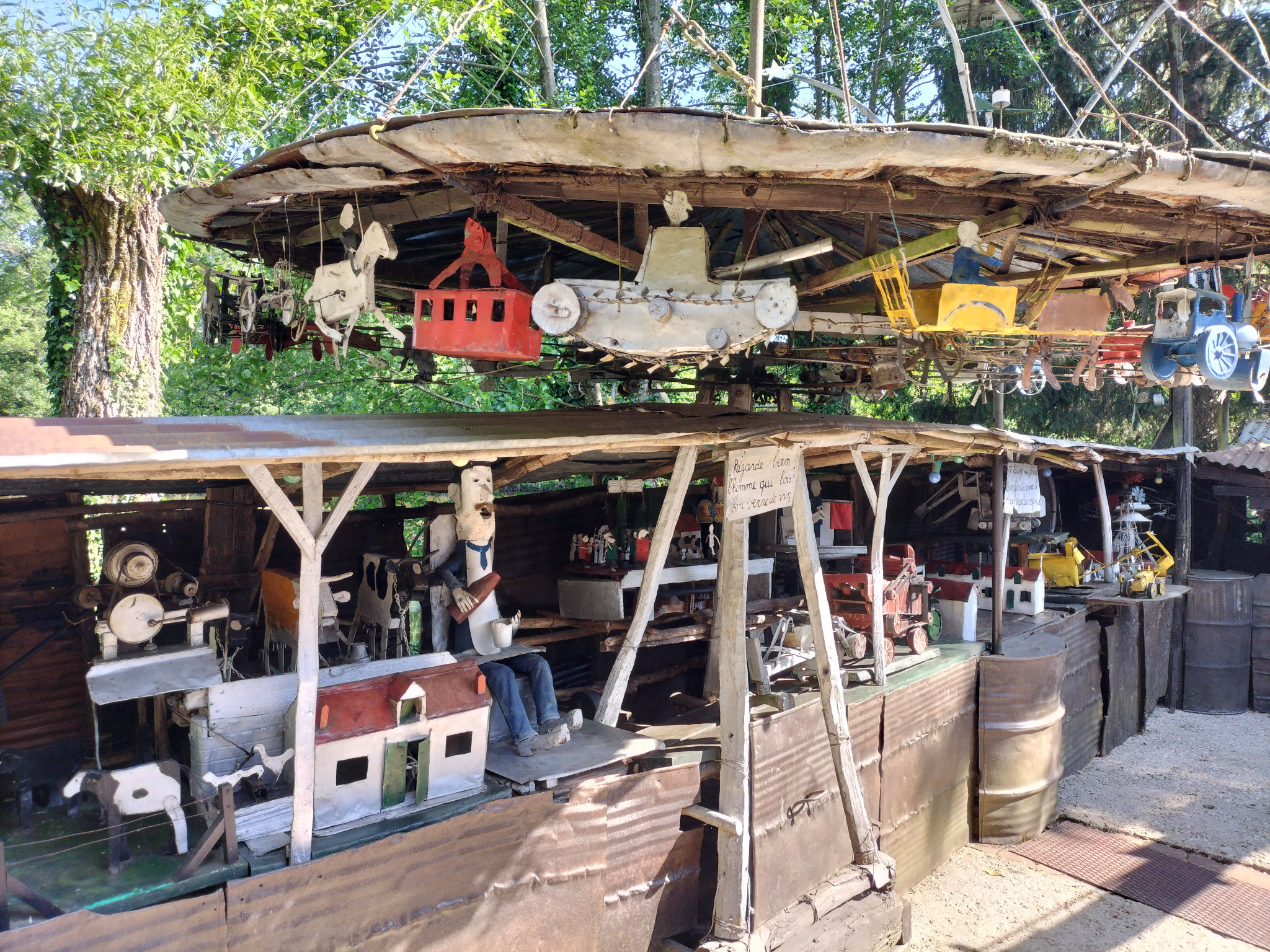 La Fabuloserie, le jardin, manège de Petit Pierre
