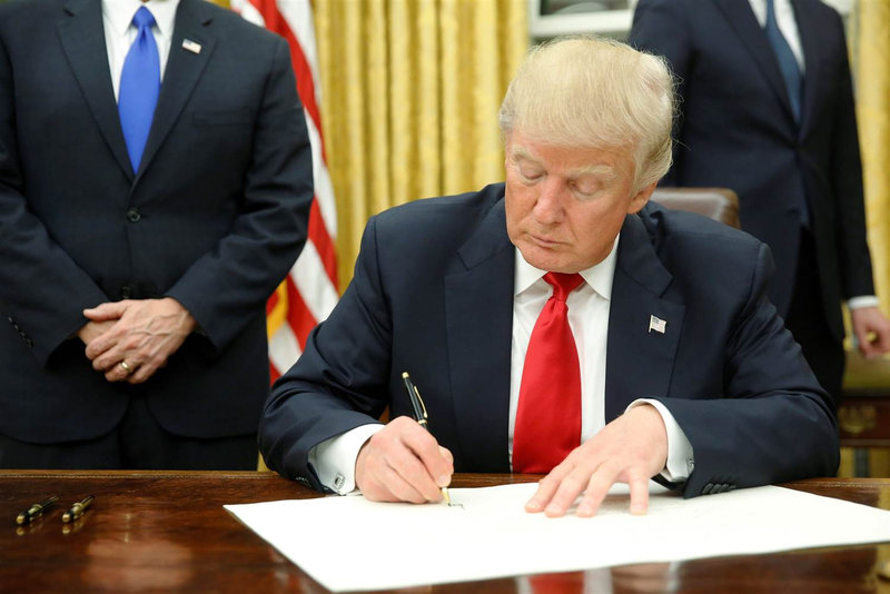 Donald Trump signs his first exec order