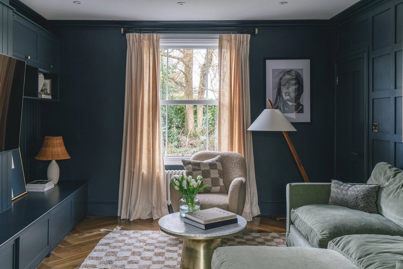 dark-blue-sitting-room-wooden-floor-nordroom