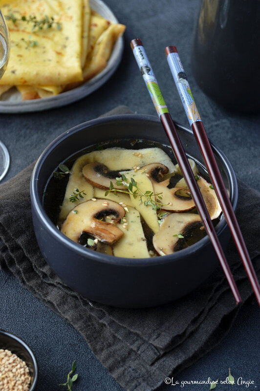 bouillon champignons crêpes aux herbes (1)