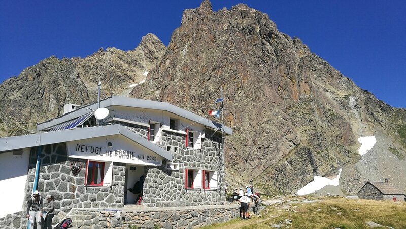 Lac et refuge de Pombie, refuge et pic du Midi d'Ossau