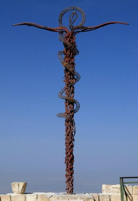 Croix avec serpent d'airain, Giovanni Fantoni, mont Nebo, Jordanie