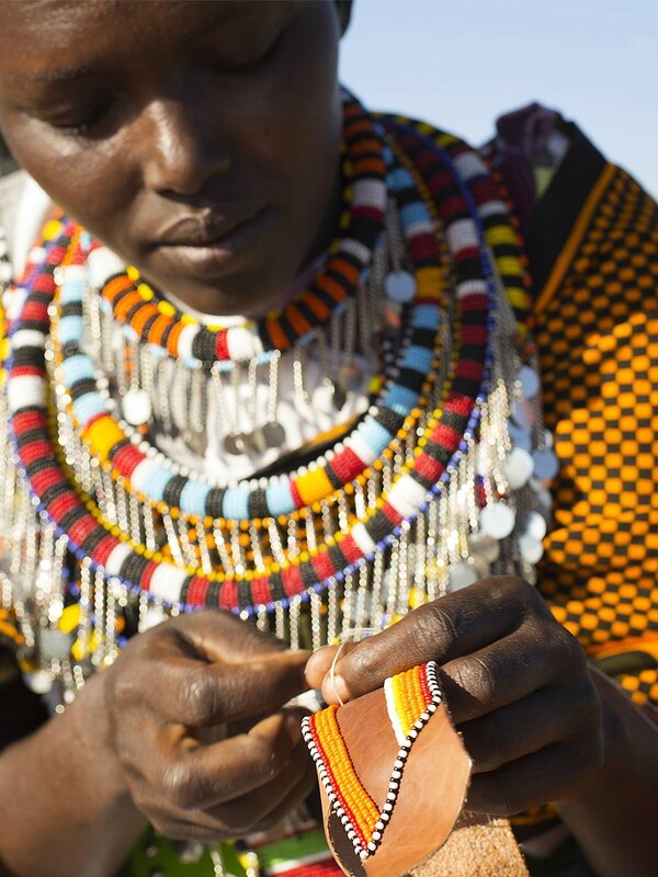 Les-femmes-Massai-au-coeur-de-la-collection-de-sandales-Pikolinos
