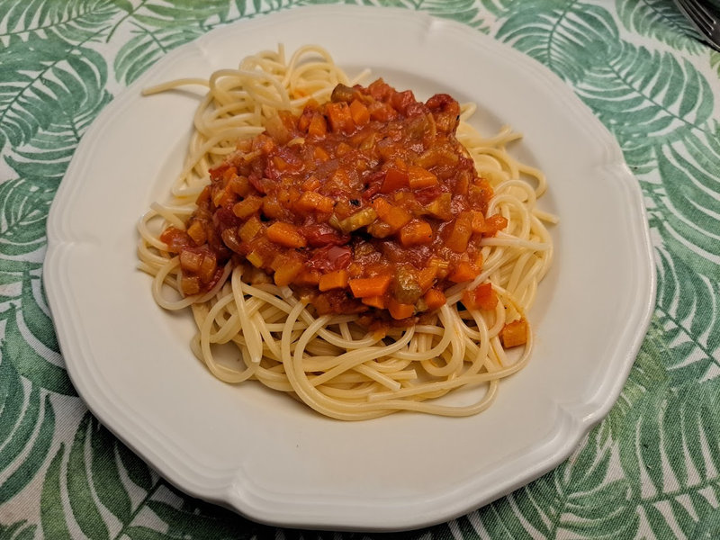 Spaghetti et sauce tomate aux légumes