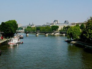 seine_bateau_et_vue_sur_le_louvre_x700