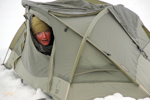 une personne dans une tente de survie