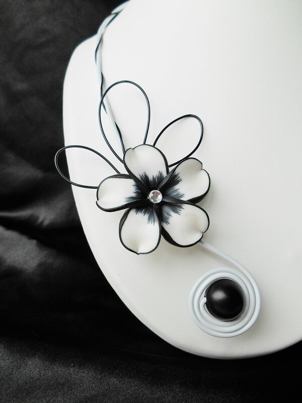 Orchidée black & white Collier 3