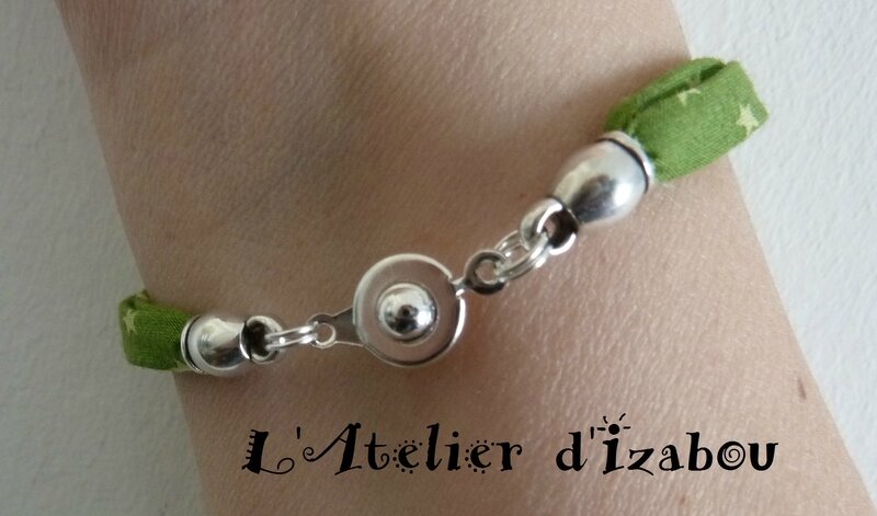 P1120721 Bracelet liberty vert à étoiles et connecteur coeur, fermoir pression