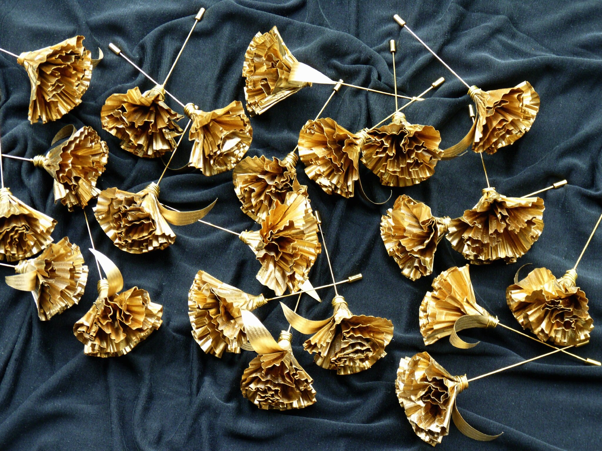 Broche, oeillet en papier or, pour Perrier Jouët