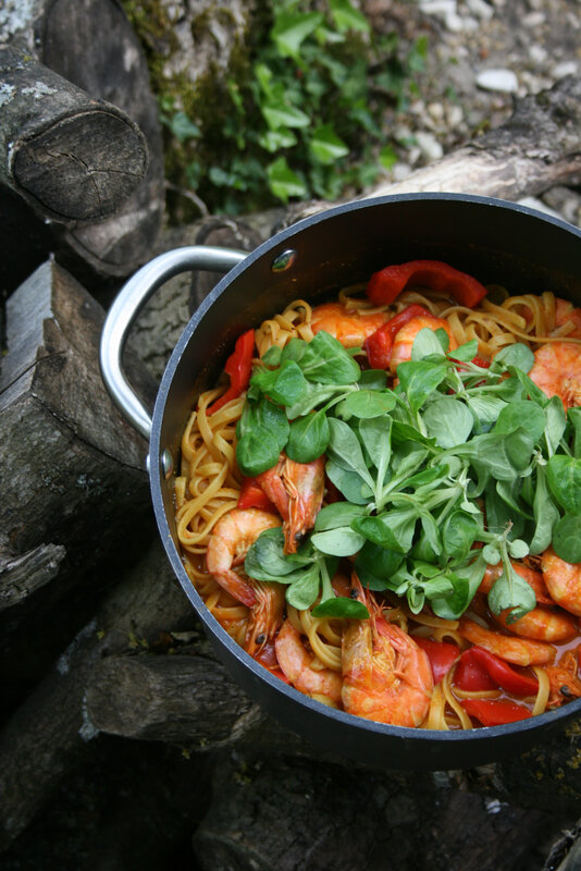 Marmite de tagliatelles aux crevettes et poivrons et mâche