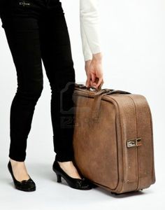 14329897-voyageur-avec-une-grosse-valise-plan-rapproche-de-jambes-de-femme-et-un-tronc-tourne-en-studio-sur-f