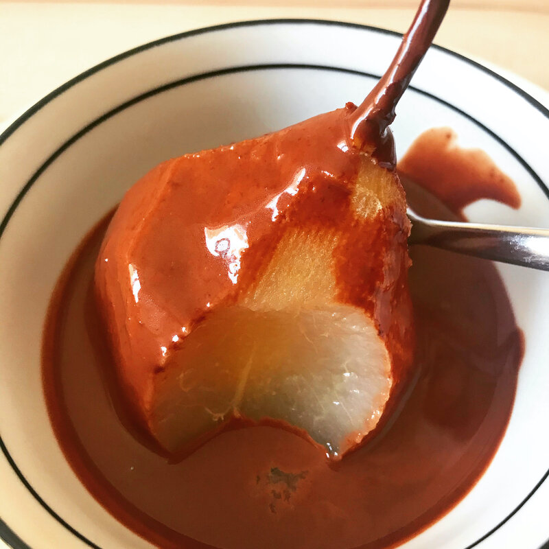 poire pochée, sauce au chocolat