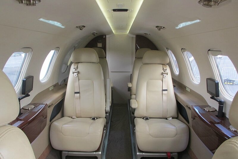 1024px-Embraer_Phenom_300_interior