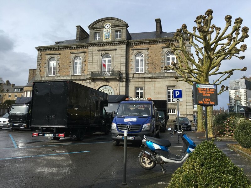 tournage série TV les Témoins Avranches 19 mars 2016 camion de production