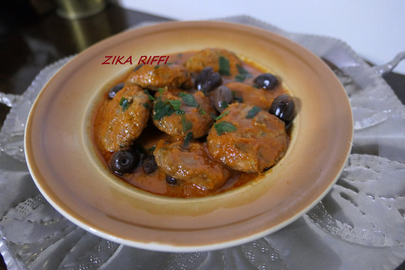 kefta ou galettes de viande poulet aux épinards et fromage fites en sauce à l'ail