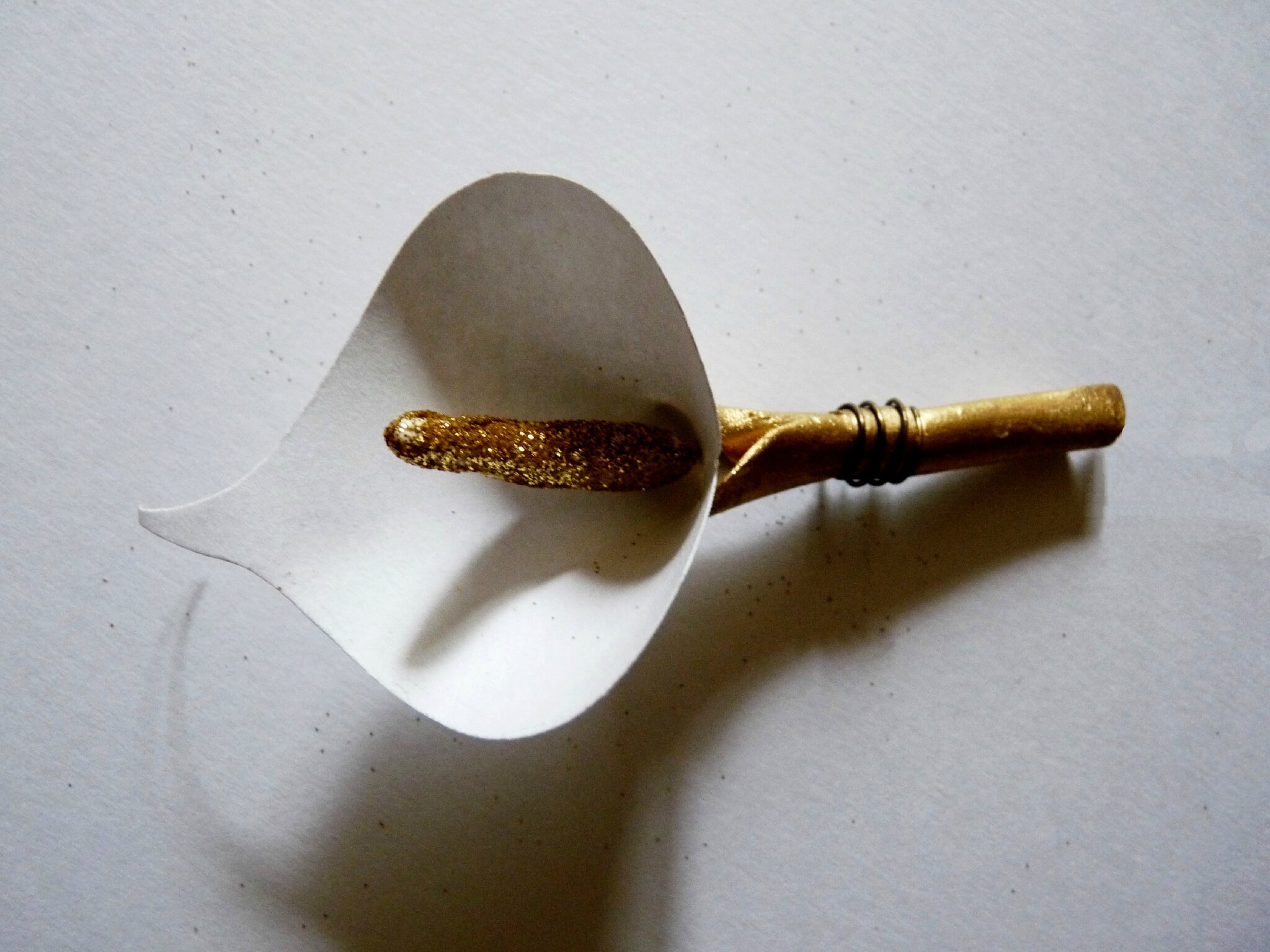 Projet, arum, papier et modeling paste, or