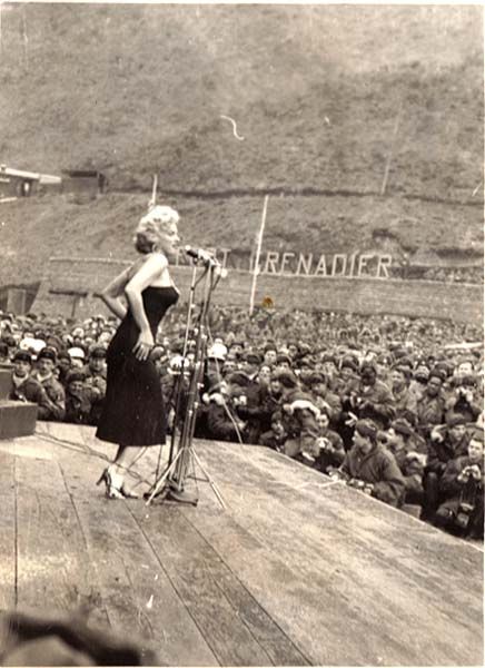 1954-02-17-korea-grenadier_palace-stage-030-1