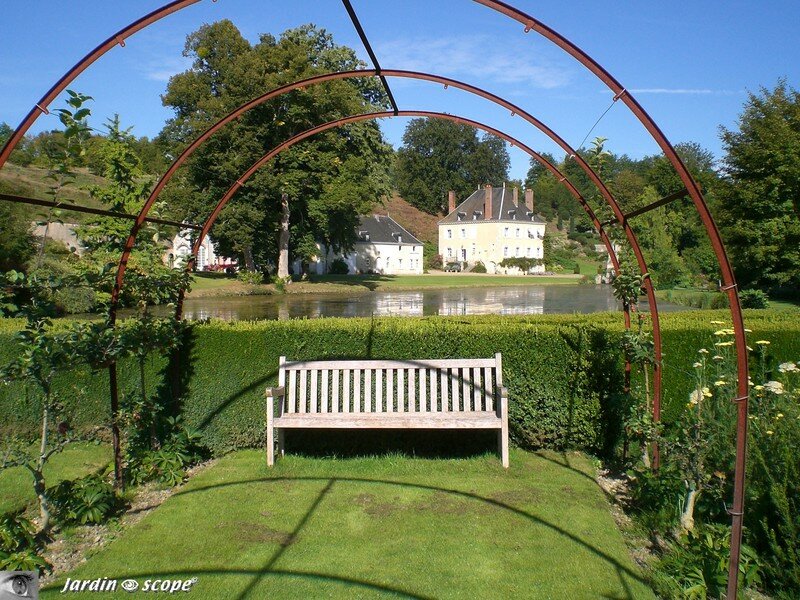 De l'enclos fleuri, vue sur le château
