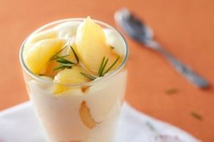 recette-e5087-verrine-de-yaourt-a-la-grecque-peches-roties-au-miel-et-au-romarin