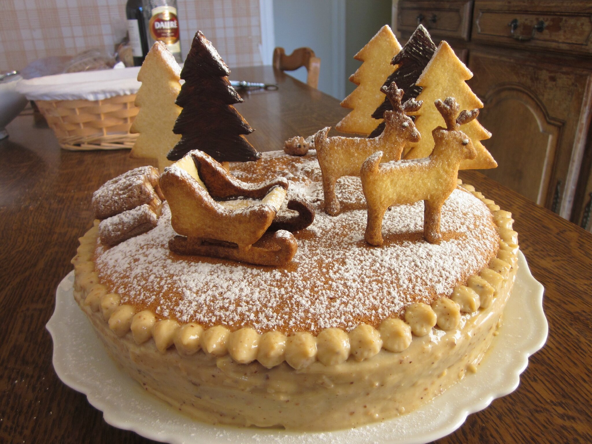 Gâteau de Savoie, crème pâtissière pralin & poires (Décor Noël) - Les  p'tits plats d'une bretonne