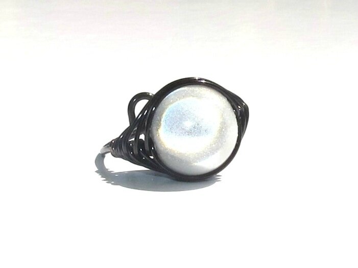 bague wire noire perle blanche face