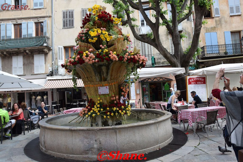 la fontaine place aux Aires à Grasse_02