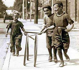 Boys_with_hoops_on_Chesnut_Street