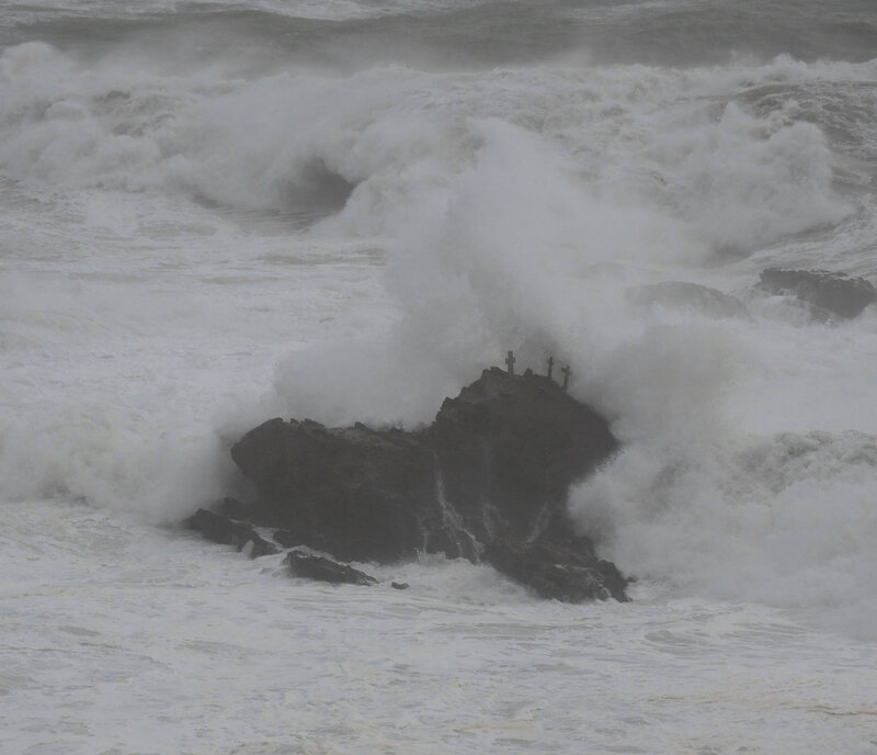 Biarritz, rocher des naufragés et vagues (64)